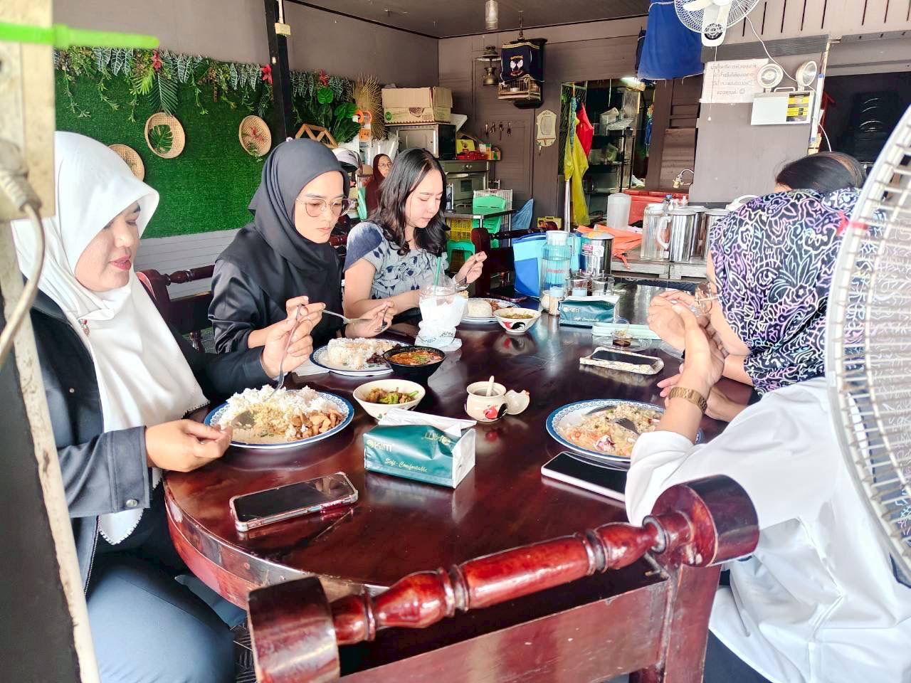 พช.รามัน ประชาสัมพันธ์ลูกหนี้กองทุนพัฒนาบทบาทสตรีต้นแบบเพื่อความยั่งยืน