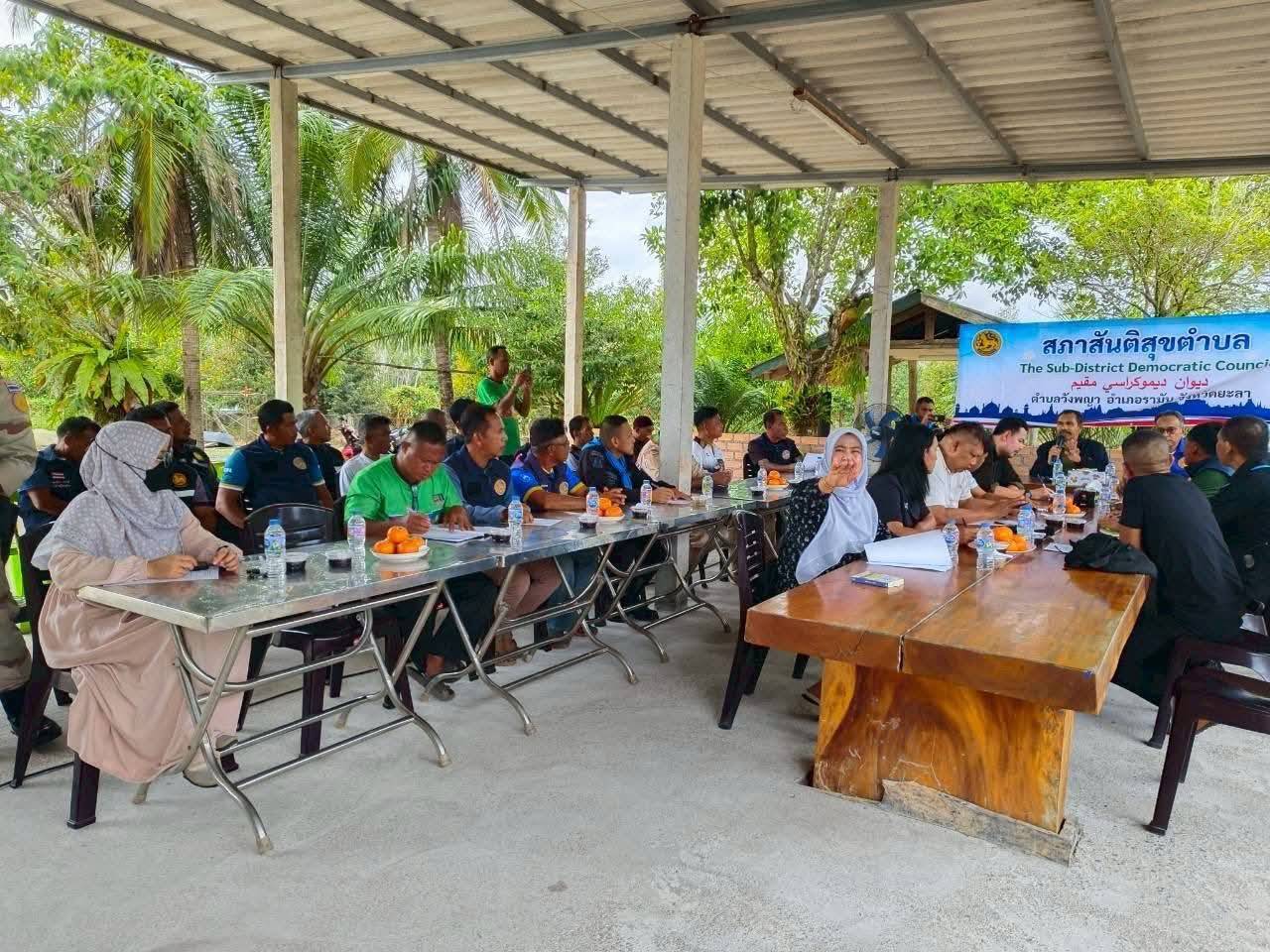 ประชุมสภาสันติสุขและคณะกรรมการ ก.บ.ต. พิจารณากลั่นกรองโครงการช่วยเหลือครัวเรือนยากจน ตำบลวังพญา