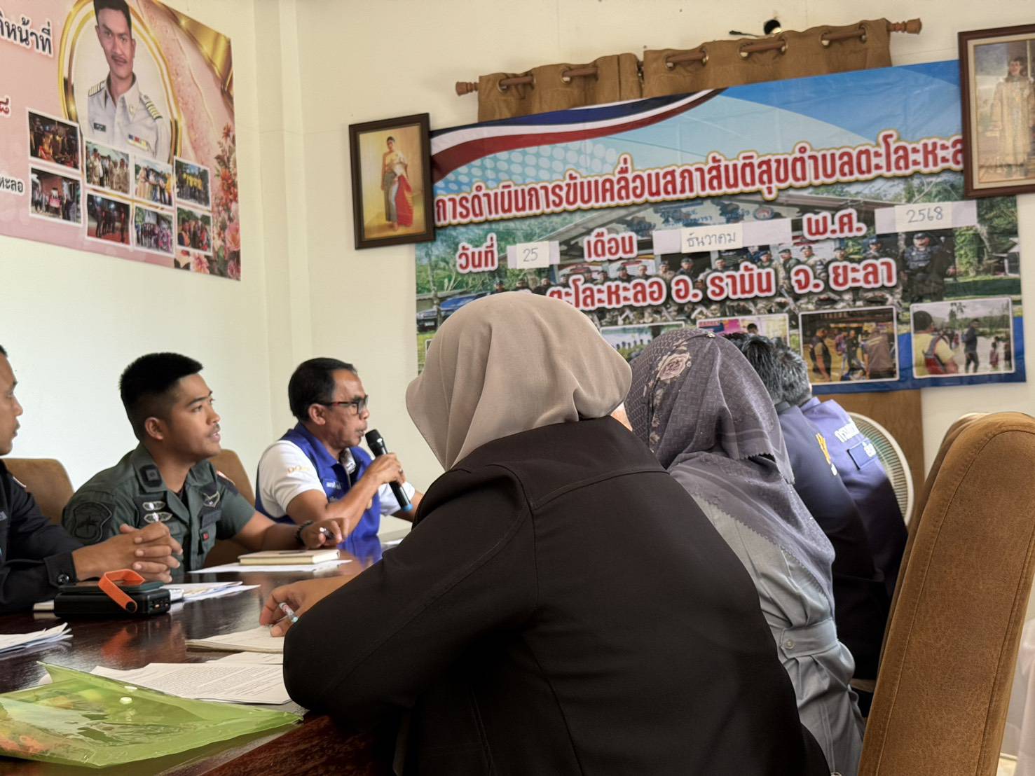 ประชุมสภาสันติสุขและคณะกรรมการ ก.บ.ต. พิจารณากลั่นกรองโครงการช่วยเหลือครัวเรือนยากจน ตำบลตะโละหะลอ