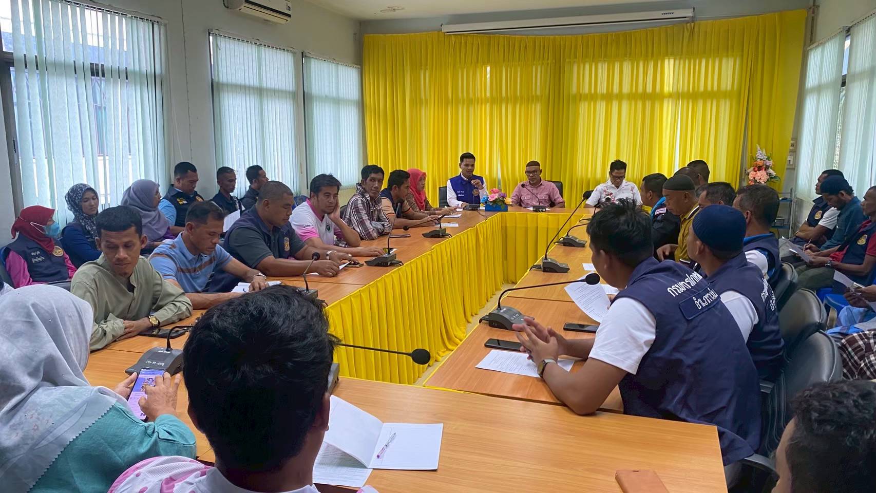 ประชุมสภาสันติสุขและคณะกรรมการ ก.บ.ต. พิจารณากลั่นกรองโครงการช่วยเหลือครัวเรือนยากจน ตำบลบาลอ