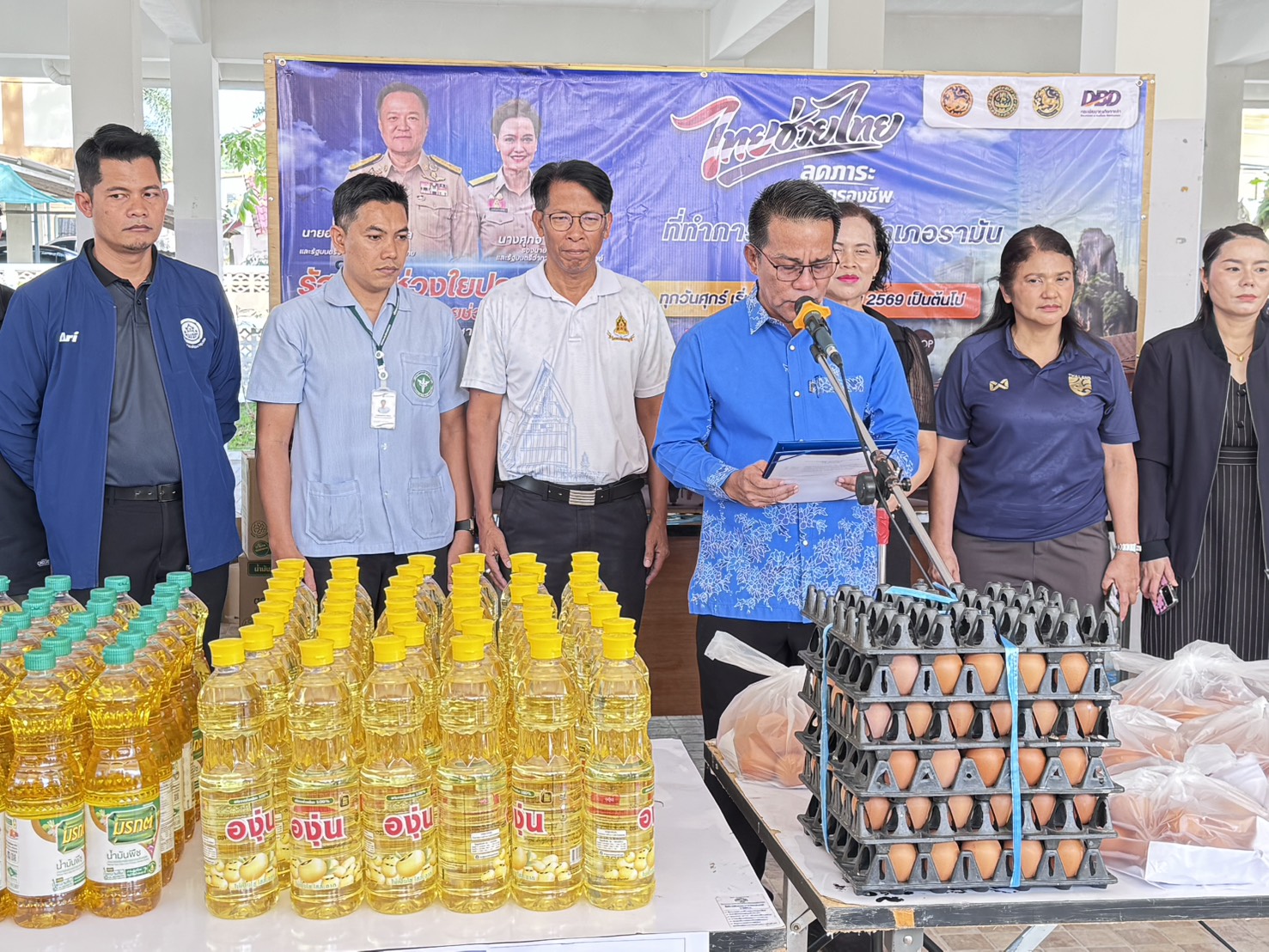 พช.รามัน ร่วมพิธีเปิดกิจกรรม การจำหน่ายสินค้า “ไทยช่วยไทย” ลดภาระ ลดค่าครองชีพ 