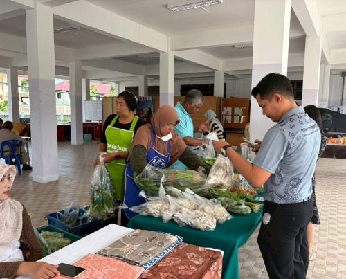 พช.รามัน เปิดตลาดนัด OTOP ไทยช่วยไทยพลัส อำเภอรามัน กระตุ้นเศรษฐกิจชุมชน ลดภาระ ลดค่าครองชีพ 